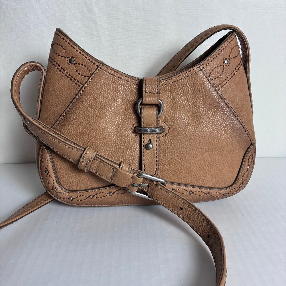 Vintage Frye Tan Pebbled Leather Studded Stitch Hobo Crossbody Bag Dust Bag Y2K - Picture 3 of 16